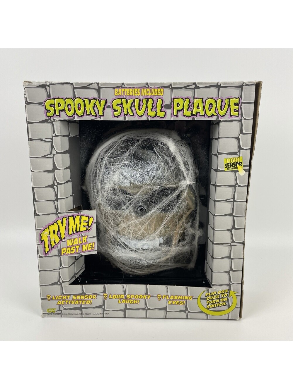 Halloween Spooky Skull Plaque Flashing Light Sensor Activated